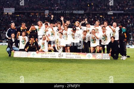L'équipe de SV Werder Bremen, vainqueur de la coupe DFB 1999, dans la première rangée, quatrième de la droite Andreas Herzog. [traduction automatique] Banque D'Images