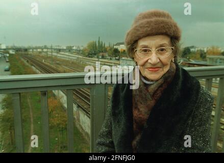 Mme Margarete Behm, sur le Boesebruecke (ancien pont Hindenburg) où se trouvait le poste frontalier de Bornholmer Strasse avant la chute du mur, s'est dirigée vers le poste frontalier de Bornholmer Strasse le 9 novembre 1989, lorsqu'elle a entendu parler de l'ouverture du mur le soir, Portant une chemise de nuit et un manteau, et traversé la frontière vers Berlin Ouest, DEU, Berlin-Prenzlauer Berg, 27 octobre 1999, [traduction automatique] Banque D'Images