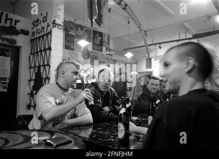 '''KvU'' , un établissement de jeunesse de l'église protestante, qui est visité par les jeunes du quartier, les punks et les enfants de la rue. ''KvU'' est l'abréviation de ''Kirche von Unten''. Dans les années qui ont précédé la chute du mur, un petit groupe de jeunes protestants ont tenu des bannières aux conventions de l'église et ont protesté contre les dirigeants de l'église, qui étaient trop conformistes d'État pour eux dans le RDA. DEU, Berlin-Mitte, 30.09.1999, [traduction automatique]' Banque D'Images