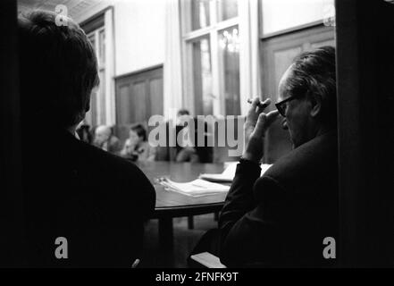 Heiner Mueller, conférence de presse avec le Président de l'Académie des Arts du GDR Heiner Mueller, dans le bâtiment de Robert-Koch-Platz, Berlin-Mitte, 26.02.1991, [traduction automatique] Banque D'Images