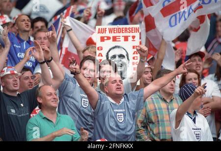 Championnat d'Europe 1996 demi-finale: Allemagne - Angleterre 7:6 n.E./26.06.1996. Les fans anglais ont confiance en la victoire avant le match. Pas de version du modèle ! [traduction automatique] Banque D'Images