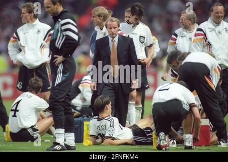 Championnat d'Europe 1996 semi-finale: Allemagne - Angleterre 7:6 n.E./26.06.1996. L'entraîneur national Berti Vogts (Allemagne) au milieu de ses joueurs pendant la pause des heures supplémentaires. Pas de version du modèle ! [traduction automatique] Banque D'Images