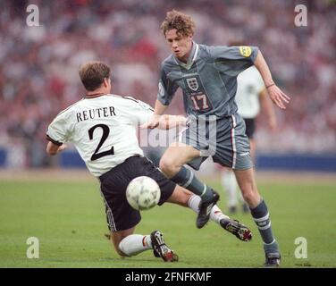 Championnat d'Europe 1996 semi-finale: Allemagne - Angleterre 7:6 n.E./26.06.1996. Steve McManaman (Engl.) passe autour de Stefan Reuter (Deut.). Pas de version du modèle ! [traduction automatique] Banque D'Images