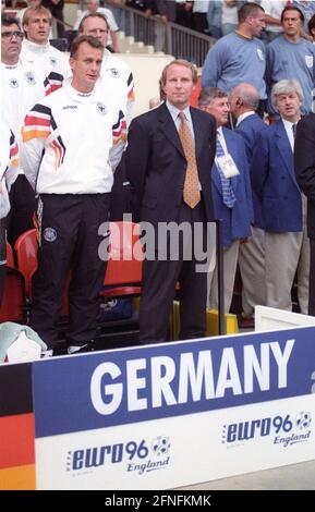 Championnat d'Europe 1996 demi-finale: Allemagne - Angleterre 7:6 n.E./26.06.1996. Le banc allemand avec l'entraîneur national Berti Vogts (à droite) et le co-entraîneur Rainer Bonhof (à gauche) avant le match. Pas de version du modèle ! [traduction automatique] Banque D'Images