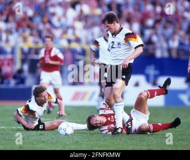 Championnat d'Europe 1992 en Suède. Allemagne - CEI 1:1/12.06.1992 à Norköpping. Faire correspondre la scène avec Guido Buchwald (à gauche sur le sol) et Stefan Reuter (deux Deut.). copyright pour des buts journalistiques seulement ! [traduction automatique] Banque D'Images