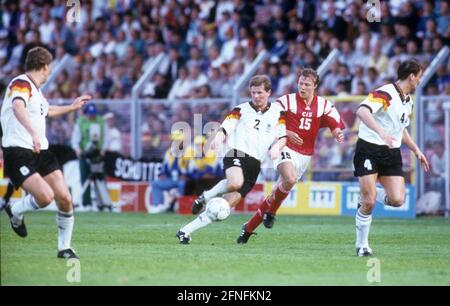 Championnat d'Europe 1992 en Suède. Allemagne - CEI 1:1/12.06.1992 à Norköpping. Stefan Reuter (Allemagne) en action devant Igor Kolivanov (CEI). Li : Thomas Buchwald. Re: Jürgen Kohler (tous les deux allemands). copyright à des fins journalistiques seulement ! [traduction automatique] Banque D'Images