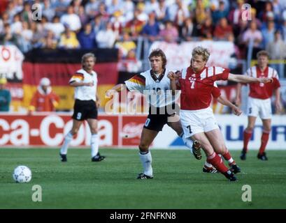 Championnat d'Europe 1992 en Suède. Allemagne - CEI 1:1/12.06.1992 à Norköpping. Thomas Doll (Deut./li.) dans un duel avec Aleksej Michailitschenko (GUS). droits d'auteur à des fins journalistiques uniquement ! [traduction automatique] Banque D'Images