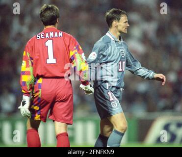 Championnat d'Europe 1996 demi-finale: Allemagne - Angleterre 7:6 n.E./26.06.1996. Le gardien de but David Seaman (à gauche) et Teddy Sheringham (10) se secouent les mains. Pas de version du modèle ! [traduction automatique] Banque D'Images