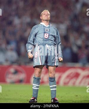 Championnat d'Europe 1996 demi-finale: Allemagne - Angleterre 7:6 n.E./26.06.1996. Paul Cascaigne (Engl.) applaudit avec arrogance après avoir converti une peine contre l'Allemagne. Pas de version du modèle ! [traduction automatique] Banque D'Images