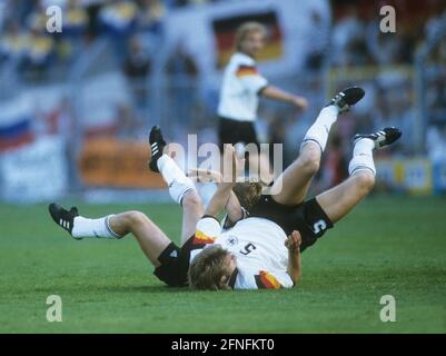 Championnat d'Europe 1992 en Suède. Allemagne - CEI 1:1/12.06.1992 à Norköpping. Manfred Binz (à l'avant) et Thomas Häßler (à moitié arrière/les deux Allemagne) se font basculer. copyright pour des buts journalistiques seulement ! [traduction automatique] Banque D'Images