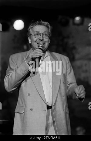 75e Kaffeeplausch, programme de divertissement mensuel pour les aînés (10° à 22° heures), à Marzahn, où l'animateur Siegfried Trzoß permet à l'ancien GDR - Schlagersaenger de se produire à intervalles de 10 minutes, de sorte qu'ils ont la chance d'être de nouveau sur scène (à quelques exceptions près, Qui sont encore couronnés de succès aujourd'hui), Schlagersaenger Juergen Walter, Berlin-Marzahn, 14.10.1998, [traduction automatique] Banque D'Images