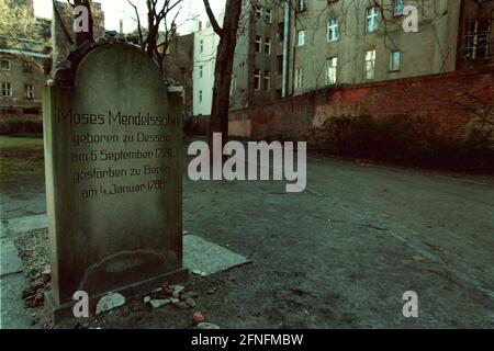 Berlin-Mitte, DEU, 03.03.1997, tombe de Moïse Mendelssohn, (le seul du cimetière), le plus ancien cimetière juif de Berlin, grosse Hamburger Strasse, (à utiliser de nouveau comme cimetière par la communauté juive), [traduction automatique] Banque D'Images