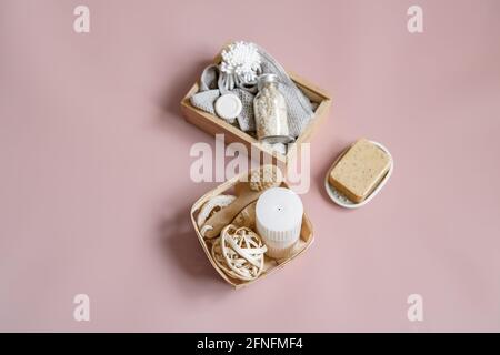 Composition de spa avec savon, brosse, bougie et divers accessoires de bain dans des boîtes. Banque D'Images