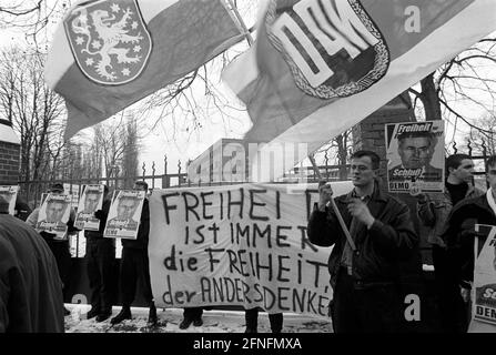 Berlin-Tegel, 05.12.1998 ans, le NPD marche devant la prison de Tegel, demandant la libération du fonctionnaire du NPD Frank Schwerdt, qui sert du temps à Tegel pour incitation à la population, entre autres, [traduction automatique] Banque D'Images