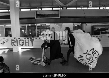 Action de l'organisation environnementale Robbin Wood à l'aéroport de Tegel, pour la taxation du carburant d'aviation, contre l'expansion du trafic aérien aux dépens de l'environnement, pour les prix réels, les sacs à dos démontrent que chaque passager d'air prend un sac de CO2 comme bagage supplémentaire sur le voyage, Berlin-Tegel, 06.11.1998, [traduction automatique] Banque D'Images