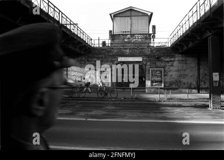 Gare de S-Bahn Schoeneweide, pont et sortie, Berlin-Schoeneweide, 11.11.1998, [traduction automatique] Banque D'Images