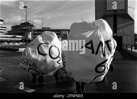 Action de l'organisation environnementale Robbin Wood à l'aéroport de Tegel, pour la taxation du carburant d'aviation, contre l'expansion du trafic aérien aux dépens de l'environnement, pour les prix réels, les sacs à dos démontrent que chaque passager d'air prend un sac de CO2 comme bagage supplémentaire sur le voyage, Berlin-Tegel, 06.11.1998, [traduction automatique] Banque D'Images