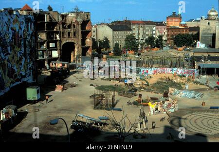 'Berlin-Mitte, DEU, 03.08.1994, Friedrichstrasse avec un quartier derrière ''Tachell'', ruine d'un grand magasin, dans le troisième Reich: Maison de technologie, (centre d'art alternatif), en arrière-plan la Postfuhramt et la Nouvelle Synagogue d'Oranienburger Strasse, la Tachelles a été occupée par des artistes après la réunification et s'est établie comme centre d'art multiculturel, expositions d'art dans la maison et sur le terrain, [traduction automatique] Banque D'Images