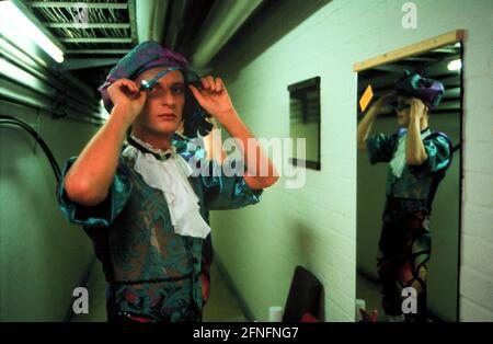 Berlin-Mitte, DEU, 17.11.1991, coulisses - avant le spectacle ...: Variété, danse, danseurs, costeum, , Friedrichstadtpalast dans Friedrichstrasse, [traduction automatique] Banque D'Images