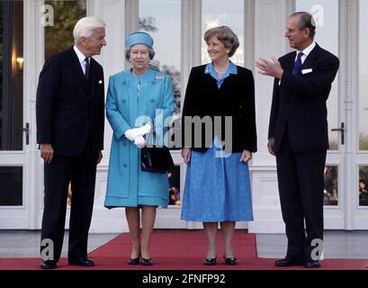 La reine Elisabeth II et son mari le prince Philip (r.) rencontrent le président allemand Richard von WEIZSAECKER (l.) et sa femme Marianne à Bonn , octobre 1992 [traduction automatique] Banque D'Images