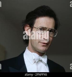 John Eliot Gardiner, Sir John Eliot Gardiner, britischer Dirigent, Chorleiter und Bach Spezialist, Portrait, 1981. Sir John Eliot Gardiner, chef d'orchestre britannique, directeur de choeur et spécialiste Bach, portrait, 1981. Banque D'Images