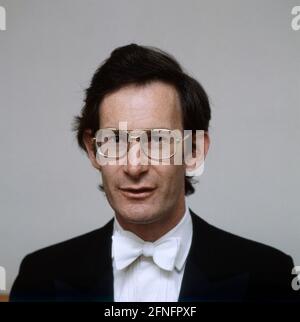 John Eliot Gardiner, Sir John Eliot Gardiner, britischer Dirigent, Chorleiter und Bach Spezialist, Portrait, 1981. Sir John Eliot Gardiner, chef d'orchestre britannique, directeur de choeur et spécialiste Bach, portrait, 1981. Banque D'Images