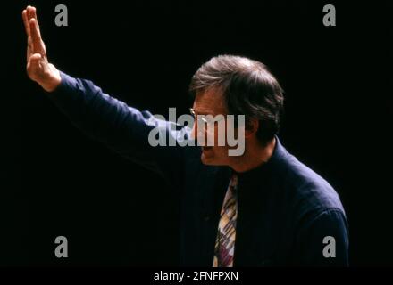 John Eliot Gardiner, Sir John Eliot Gardiner, britischer Dirigent, Chorleiter und Bach Spezialist, während einer Orchesterprobe, 1993. Sir John Eliot Gardiner, chef d'orchestre britannique, directeur de chœur et spécialiste de Bach, lors d'une répétition d'orchestre, 1993. Banque D'Images