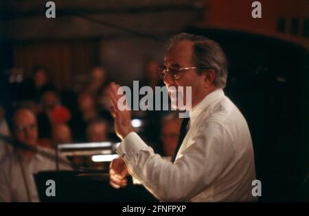 Wolfgang Sawallisch, deutscher Dirigent und pianiste, Generalmusikdirektor der Bayerischen Staatsoper, Aufnahme BEI einer Orchesterprobe, 1986. Wolfgang Sawallisch, chef d'orchestre et pianiste allemand, directeur général de la musique de l'Opéra d'Etat de Bavière, photo lors d'une répétition d'orchestre, 1986. Banque D'Images