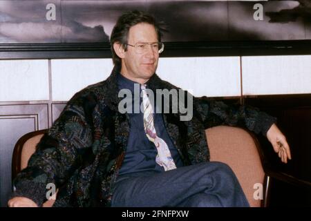 John Eliot Gardiner, Sir John Eliot Gardiner, britischer Dirigent, Chorleiter und Bach Spezialist, Portrait, 1993. Sir John Eliot Gardiner, chef d'orchestre britannique, directeur de choeur et spécialiste Bach, portrait, 1993. Banque D'Images