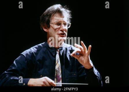 John Eliot Gardiner, Sir John Eliot Gardiner, britischer Dirigent, Chorleiter und Bach Spezialist, während einer Orchesterprobe, 1993. Sir John Eliot Gardiner, chef d'orchestre britannique, directeur de chœur et spécialiste de Bach, lors d'une répétition d'orchestre, 1993. Banque D'Images