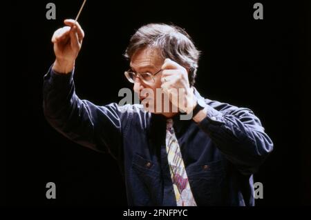 John Eliot Gardiner, Sir John Eliot Gardiner, britischer Dirigent, Chorleiter und Bach Spezialist, während einer Orchesterprobe, 1993. Sir John Eliot Gardiner, chef d'orchestre britannique, directeur de chœur et spécialiste de Bach, lors d'une répétition d'orchestre, 1993. Banque D'Images