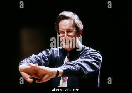 John Eliot Gardiner, Sir John Eliot Gardiner, britischer Dirigent, Chorleiter und Bach Spezialist, während einer Orchesterprobe, 1993. Sir John Eliot Gardiner, chef d'orchestre britannique, directeur de chœur et spécialiste de Bach, lors d'une répétition d'orchestre, 1993. Banque D'Images