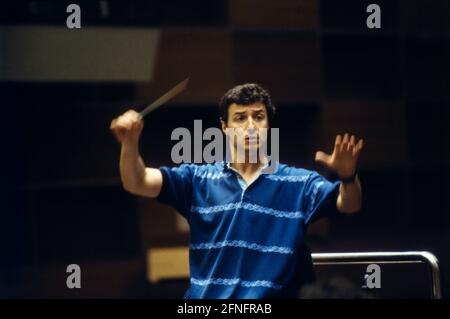 Roberto Abbado, italienischer Dirigent, Neffe von Claudio Abbado, Chefdirigent des Bayerischen Rundfunk-Orchesters, Aufnahme BEI einer Probe, 1991. Roberto Abbado, chef d'orchestre italien, neveu de Claudio Abbado, chef d'orchestre de l'Orchestre de la radio bavaroise, photo lors d'une répétition de l'Orchestre, 1991. Banque D'Images