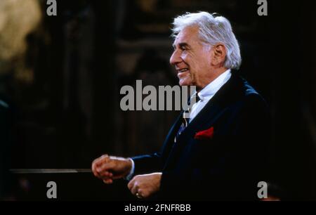 Leonard Bernstein, pianiste amerikanischer, Dirigent und Komponist, dirigiert in der Basilika Ottobeuren das Haydn Oratorium : Die Schöpfung, 1986. Le pianiste, chef d'orchestre et compositeur américain Leonard Bernstein dirige la création par Haydn à la basilique d'Ottobeuren, 1986. Banque D'Images