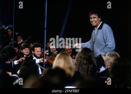 Claudio Abbado, italienischer Dirigent, Generalmusikdirektor der Stadt Wien, Aufnahme BEI einer Probe mit einem Jugendorchester à Berlin, 1988. Claudio Abbado, chef d'orchestre italien, directeur général de la musique de la ville de Vienne, photo lors d'une répétition avec un orchestre de jeunes à Berlin, 1988. Banque D'Images