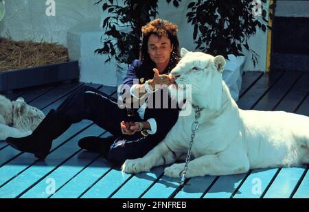 ROY HORN, deutsch-amerikanischer Magier, Zauberkünstler und Dompteur, berühmt mit seinem Las Vegas Show-Partner: Siegfried und Roy, hier auf dem Bild mit seinen weißen Tigern, Juni 1991. ROY HORN, Allemand-américain Magicien et tamer, célèbre avec son partenaire du Las Vegas Show Siegfried et Roy, sur la photo avec des Tigers blancs. Juin 1991. Banque D'Images