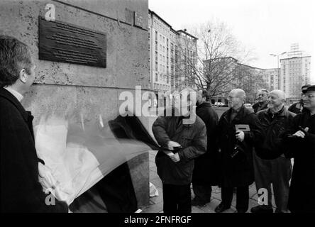 'Allemagne, Berlin, 15.03.1998, à pied pour dévoiler des plaques commémoratives sur les sites de la Révolution de 1848, Straußberger Platz, 7e plaque, donnée par le département du bâtiment du Sénat, dévoilant: Helios Mendiburu / Maire Friedrichshain , Hildebrandt / Maire adjoint (à gauche), commission commémorative de la plaque en coopération avec la ''Aktion 18. März'', conçu par l'artiste graphique Manfred Butzmann et financé par divers partis et institutions (11 plaques), . [traduction automatique]' Banque D'Images