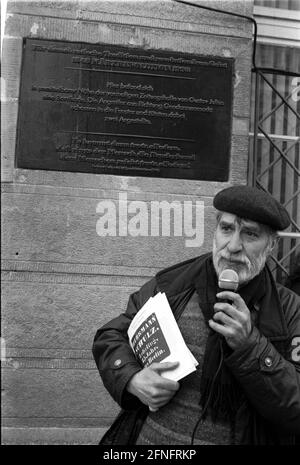 'Allemagne, Berlin, 14.03.1998, marcher pour dévoiler des plaques commémoratives aux lieux de la révolution de 1848, Jägerstraße / Oberwallstraße, 3e plaque, don de Mediengruppe Kirch (propriétaire de la maison), graphiste Manfred Butzmann (concepteur de d. plaques), initiative de la commission commémorative de plaque en coopération avec la ''Aktion 18. März'', conçu par l'artiste graphique Manfred Butzmann et financé par divers partis et institutions (11 plaques), . [traduction automatique]' Banque D'Images