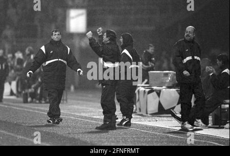 FOOTBALL 1. BUNDESLIGA SAISON 1993/1994 Quarterfinal SV Werder Bremen - RSC Anderlecht 08.12.1993 Coach Otto Rehhagel (milieu, Werder Bremen) Cheers PHOTO: WEREK Pressebildagentur xxNOxMODELxRELEASExx [traduction automatique] Banque D'Images