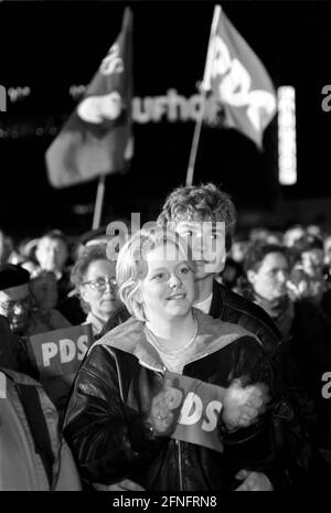 Allemagne, Berlin, 20.10.1995 ans, jeunes électeurs du PDS, clôture de la campagne électorale du PDS sur Alexanderplatz. [traduction automatique] Banque D'Images