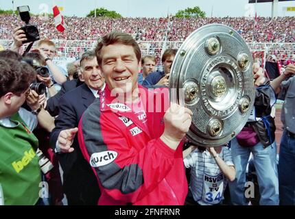 Soccer 1er Bundesliga 1997/1998 34e Matchday 09.05.1998 Champion d'Allemagne 1998, 1er entraîneur du FC Kaiserslautern Otto Rehhhagel (à gauche) présente le trophée du championnat avec des photographes et le président de la FCK Hubert Kessler (à l'arrière) PHOTO: WEREK Pressebildentur xxNOxMODELxRELEASExx [traduction automatique] Banque D'Images