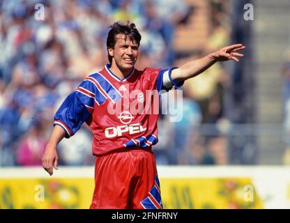 Football 1er Bundesliga 1993/1994 34e match 07.05.1994 FC Bayern Muenchen - FC Schalke 04 Lothar Matthaeus (FC Bayern Muenchen) sur la photo de balle: WEREK Pressebildentur xxNOxMODELxRELEASExx [traduction automatique] Banque D'Images