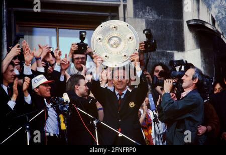 FOOTBALL 1ère SAISON DE LA LIGUE FÉDÉRALE 1993/1994 l'entraîneur Franz Beckenbauer fête avec le trophée de championnat sur Marienplatz PHOTO: WEREK Press photo Agency xxNOxMODELxRELEASExx [traduction automatique] Banque D'Images