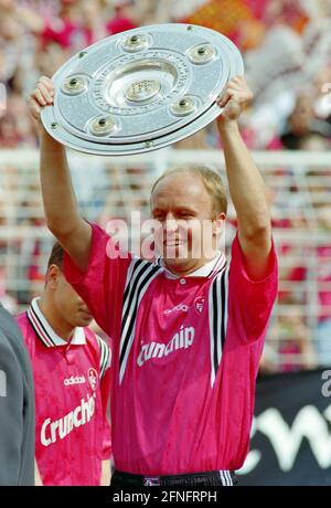 Football 1er Bundesliga 1997/1998 34e Matchday 09.05.1998 Champion d'Allemagne 1998, 1er FC Kaiserslautern Miroslav Kadlec présente la photo du trophée du championnat: WEREK Pressebildentur xxNOxMODELxRELEASExx [traduction automatique] Banque D'Images