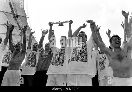 FOOTBALL 1ère SAISON BUNDESLIGA 1992/1993 34e jour de match VfB Stuttgart - Werder Bremen 05.06.1993 Thorsten Legat, Thomas Schaaf, Rune Bratseth, Mirko Miroslav Votava et Klaus Allofs (de gauche à droite, tous Werder Bremen) Célébrez avec la PHOTO du trophée: WEREK Pressebildagentur NOxMOxDELASX [traduction automatique] Banque D'Images