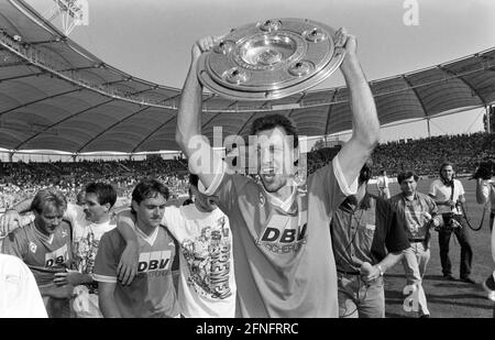 FOOTBALL 1ère SAISON BUNDESLIGA 1992/1993 34e jour de match VfB Stuttgart - Werder Bremen 05.06.1993 Frank Neubarth (SV Werder Bremen) fête sur le tour d'honneur avec la photo du trophée de championnat: WEREK Pressebildentur xxNOxMODELxRELEASExx [traduction automatique] Banque D'Images