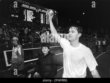 FOOTBALL 1. BUNDESLIGA SAISON 1993/1994 Quarterfinal SV Werder Bremen - RSC Anderlecht 08.12.1993 Wynton Rufer (SV Werder Bremen) fête après le coup de sifflet final. Le tableau de bord montre le résultat historique de 5:3. PHOTO: WEREK Press photo Agency xxNOxMODELxRELEASExx [traduction automatique] Banque D'Images