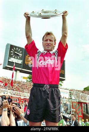 Football 1er Bundesliga 1997/1998 34e jour de match 09.05.1998 Champion d'Allemagne 1998, 1er FC Kaiserslautern Andreas Brehme présente la PHOTO du trophée du championnat: WEREK Pressebildentur xxNOxMODELxRELEASExx [traduction automatique] Banque D'Images