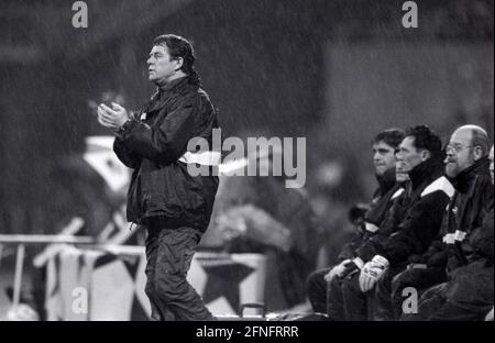 FOOTBALL 1. BUNDESLIGA SAISON 1993/1994 Quarterfinal SV Werder Bremen - RSC Anderlecht 08.12.1993 Coach Otto Rehhagel (Werder Bremen) PHOTO: WEREK Press Picture Agency xxNOxMODELxRELEASExx [traduction automatique] Banque D'Images