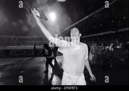 FOOTBALL 1. BUNDESLIGA SAISON 1993/1994 Quarterfinal SV Werder Bremen - RSC Anderlecht 08.12.1993 Wynton Rufer (SV Werder Bremen) Cheers après le coup de sifflet final PHOTO: WEREK Pressebildentur xxNOxMODELxRELEASExx [traduction automatique] Banque D'Images